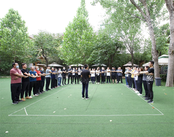 陽光正好，正是團(tuán)建好時(shí)節(jié)，邂逅山野最蓬勃的綠，一群志同道合的人，奔赴同樣的目標(biāo)，回頭有一路的故事，低頭有堅(jiān)定的腳步，抬頭有清晰的方向.jpg